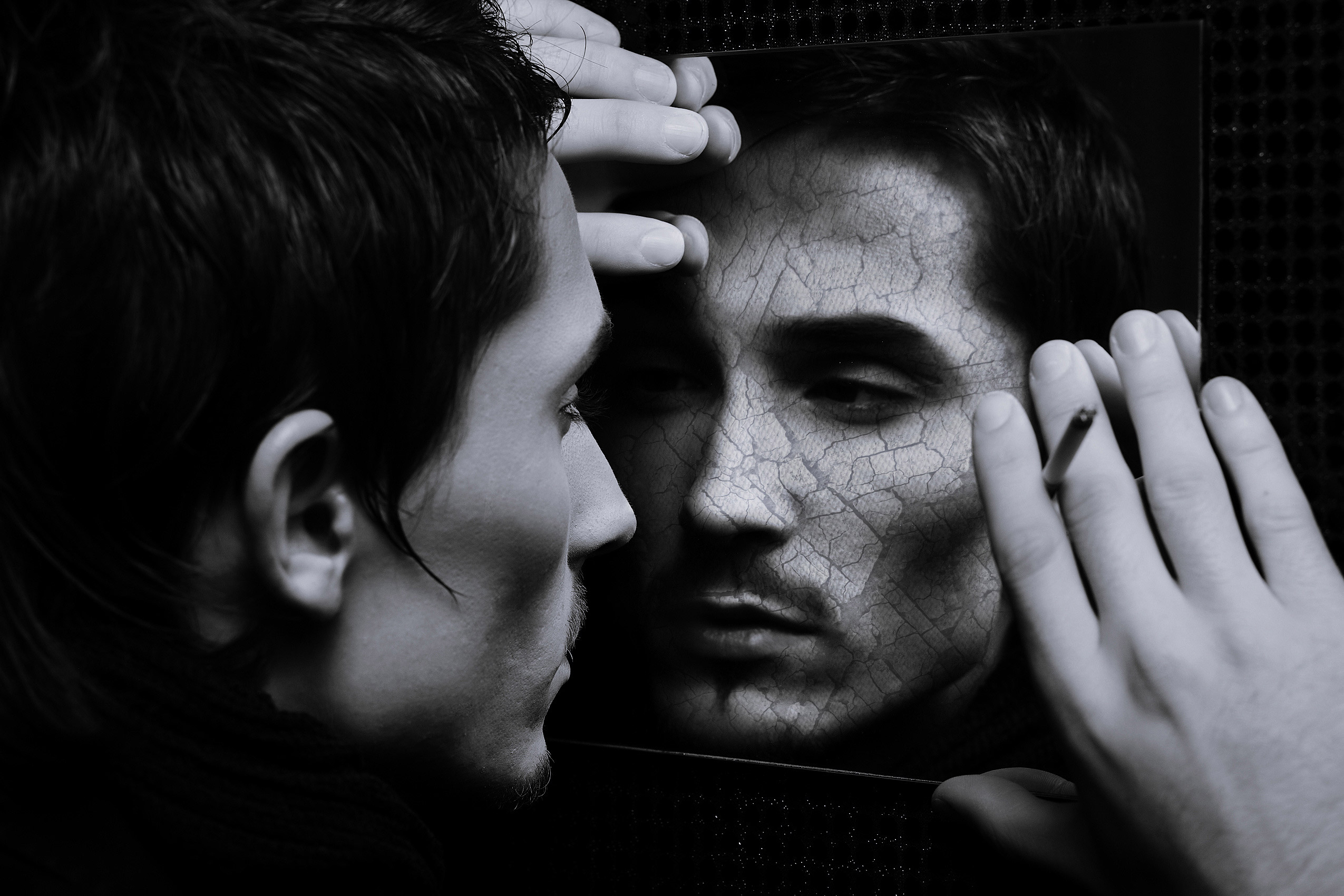 Поговорить с самим собой. Отражение мужчины. Отражение мужчины в зеркале. Взгляд на себя со стороны. Мужское отражение в зеркале.
