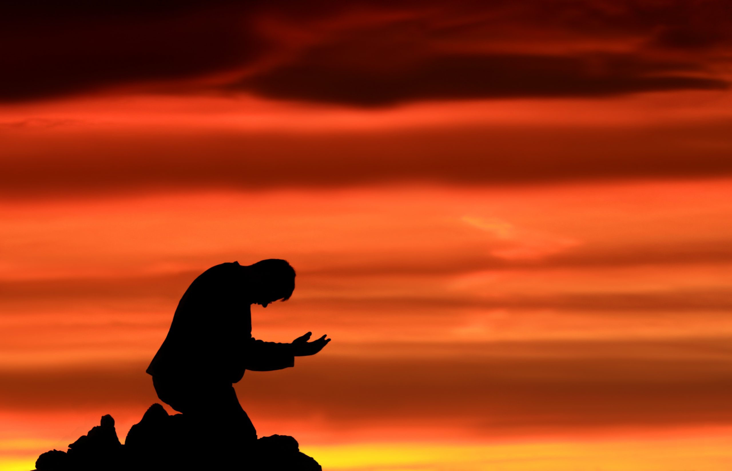 Раскаялся бог. Человек молится на коленях. Молящийся на закате. Человек молится на фоне заката. Молиться Богу.