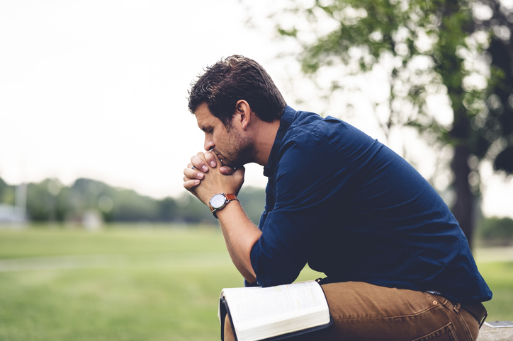 homem orando com a bíblia